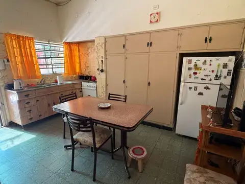 Casa dos dormitorios con amplio patio y terraza