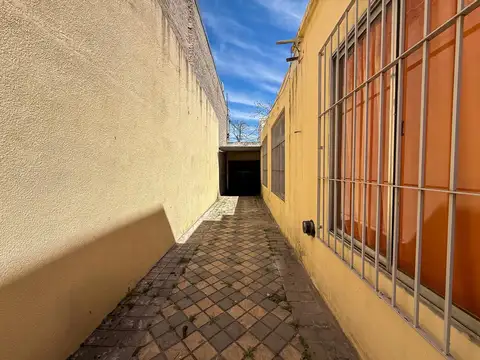 Casa 8 ambientes con 2 baños