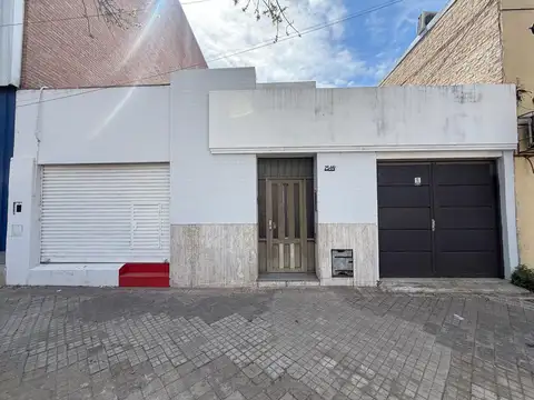Venta casa de 3 dormitorios con patio parquizado y cochera barrio Pichincha, Rosario