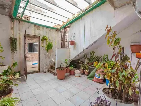Casa 8 ambientes con 2 baños