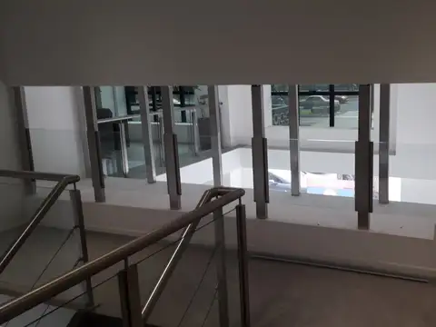 EXCELENTE LOCAL EN ESQUINA PLENO CENTRO A PASOS DEL OBELISCO CONSULTE 130 MT2 EN DOS PLANTAS