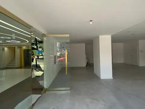 EXCELENTE LOCAL EN ESQUINA PLENO CENTRO A PASOS DEL OBELISCO CONSULTE 130 MT2 EN DOS PLANTAS