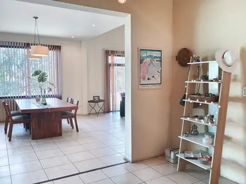 HAUSER VENDE AMPLISIMA CASA EN BARRIO VIÑAS DE BOEDO