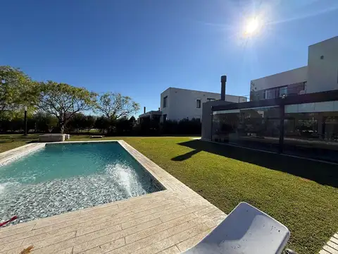 Casa 4 ambientes con 4 baños