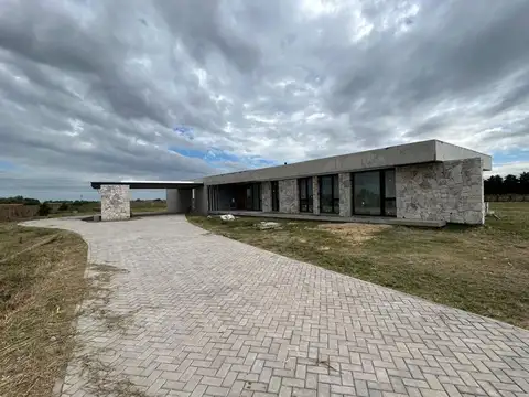 Casa 4 ambientes con 2 baños