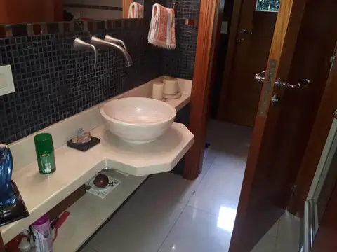 Casa 6 ambientes con 5 baños
