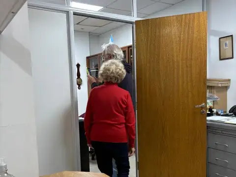 Oficina 8 ambientes con 2 baños