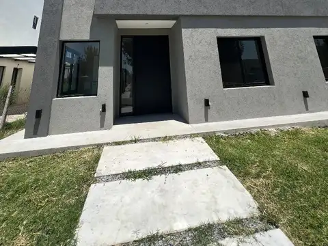 Casa en Alquiler con 2 cocheras