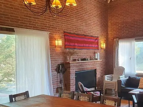 Casa 4 ambientes con 2 baños