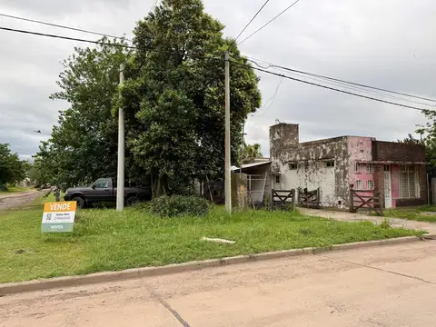 Casa con Local en Barrio Pizzurno en esquina ideal para proyecto