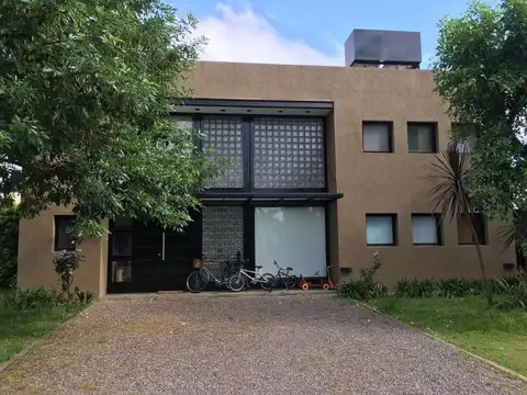 Casa a la venta de 3 dormitorios en barrio Los Sauces. Pilar