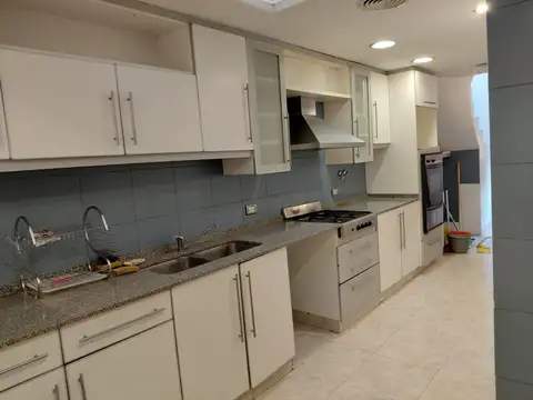 Casa 9 ambientes con 4 baños