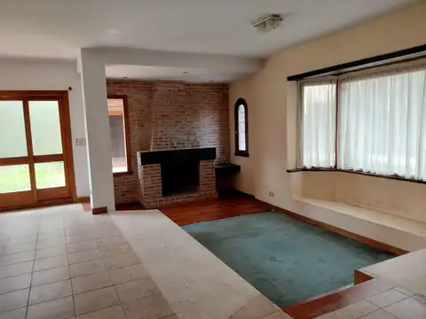 Casa en Alquiler con 3 cocheras