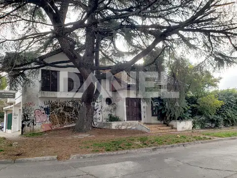 CHALET DOS PLANTAS UBICADO PARQUE SAYAGO, LA MEJOR ZONA RESIDENCIAL DE CASTELAR NORTE!