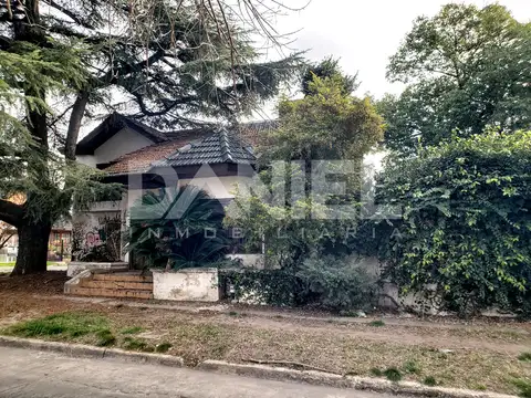 CHALET DOS PLANTAS UBICADO PARQUE SAYAGO, LA MEJOR ZONA RESIDENCIAL DE CASTELAR NORTE!