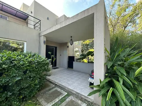 Casa 8 ambientes con 4 baños