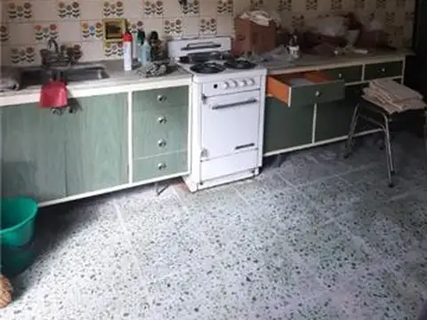 CASA A RECICLAR TOTALMENTE CON ENTRADA DE AUTO Y FONDO CON JARDÍN
