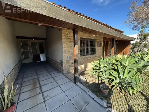 Casa venta en Moron Sur, 3 ambientes patio
