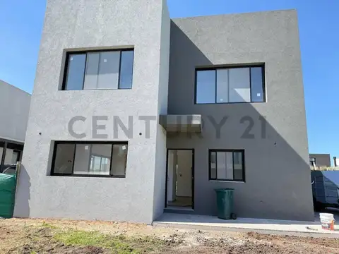 DESTACADA CASA DE 6 CUARTOS EN LAGOON