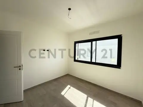 DESTACADA CASA DE 6 CUARTOS EN LAGOON