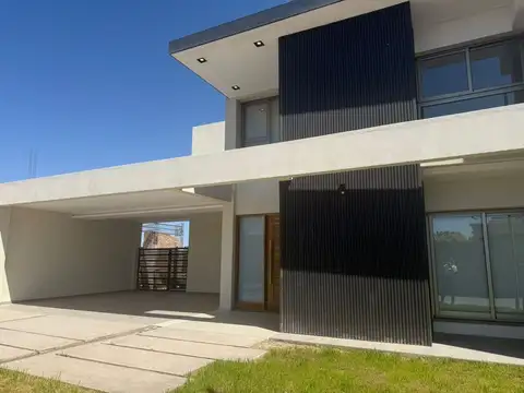 CASA DE CATEGORIA,A ESTRENAR. SANTA LUCIA