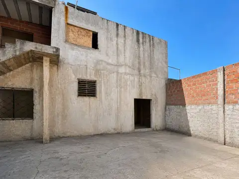 Lote con costrucción precaria