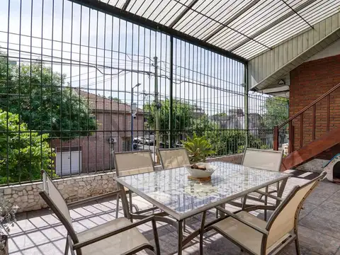 Venta Casa 4 ambientes con dependencia, escritorio , playroom, local y cochera e