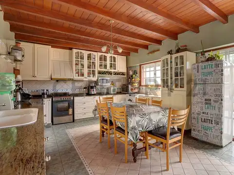 Casa 4 ambientes con 2 baños