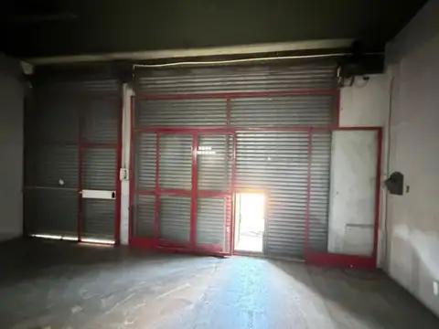 LOCAL COMERCIAL CON DOS PERCIANAS Y MARQUESINA