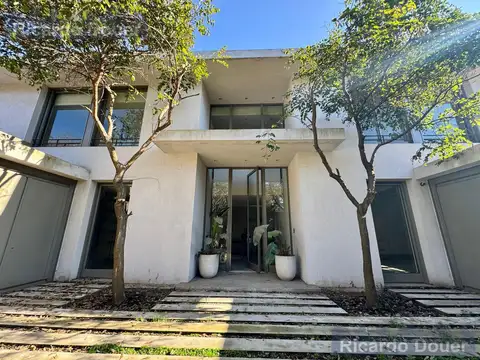 Casa 10 ambientes con 5 baños