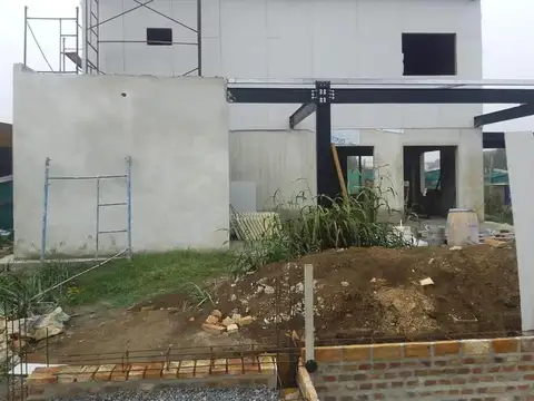 Venta casa a terminar sobre lote de 1.499m2, en Medal Pilar