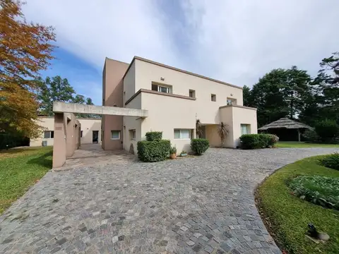 Casa en Venta con 4 cocheras