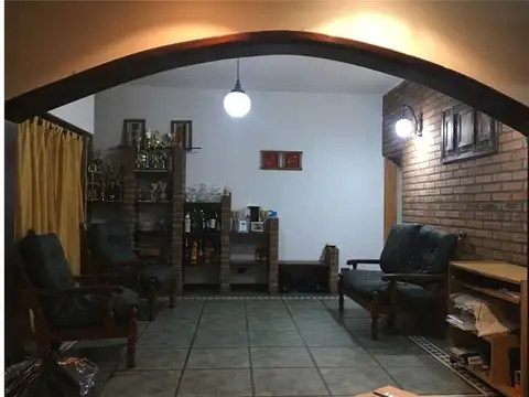 Casa 4 ambientes con 2 baños