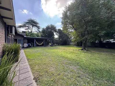 Casa de 2 Dormitorios, comodin y jardín verde de amplias dimensiones  - Granadero Baigorria