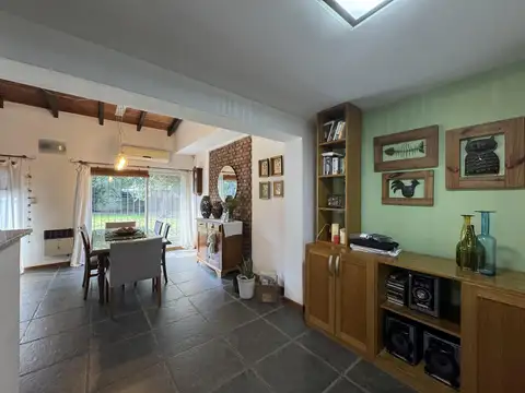 Casa 6 ambientes con 2 baños
