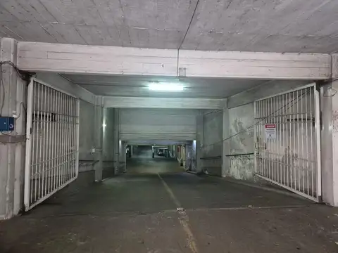 Cochera amplia en venta – Dorrego 661 | Seguridad 24 hs