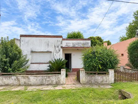 Casa a refaccionar En Duggan, sobre asfalto, lote 400 mt