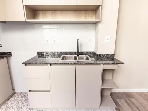 VENTA - CASA RECICLADA UN DORMITORIO - BARRIO ARROYIRO