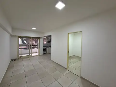 Semipiso de 2 dormitorios + escritorio, al frente con balcón, en el centro