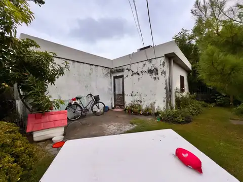 Casa en Venta de 2 dormitorios con jardín en Barrio Empalme Graneros- Rosario. 