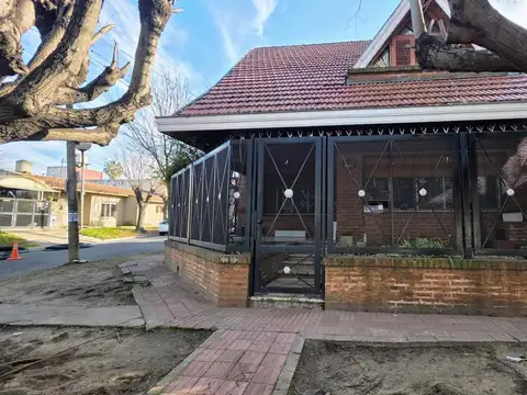 Casa 6 ambientes con 2 baños