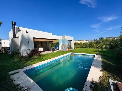 Casa con pileta - SANTA EMILIA Pilar del Este