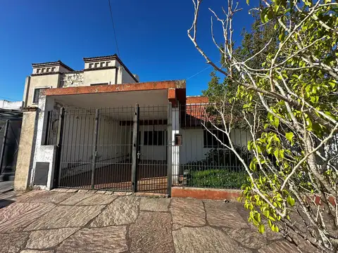 VENTA CASA 3 AMBIENTES GARAGE QUINCHO PATIO JARDÍN LANÚS OESTE LANUS