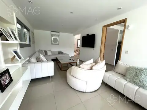 Casa en Alquiler con 2 cocheras
