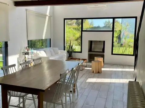 Casa 4 ambientes con 2 baños