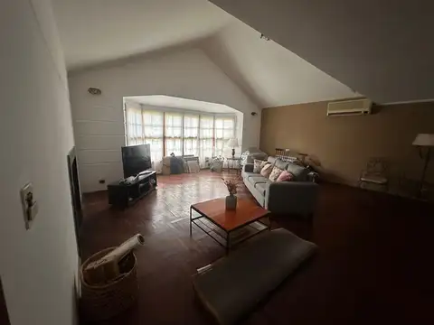 Casa 8 ambientes con 4 baños