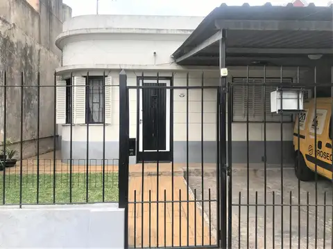 Casa. 3 dormitorios.2 baños.Fondo.Quincho.Parrilla.Cochera.Bernal Este