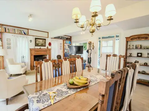 Casa 6 ambientes con 2 baños