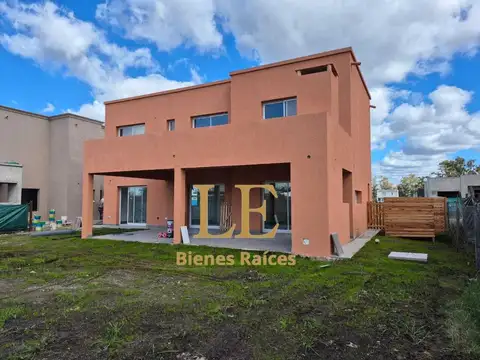 Casa 4 ambientes con 3 baños