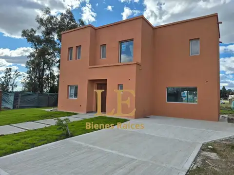 Casa en Venta con 2 cocheras